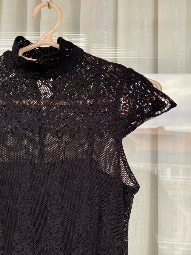 Vestido negro de encaje