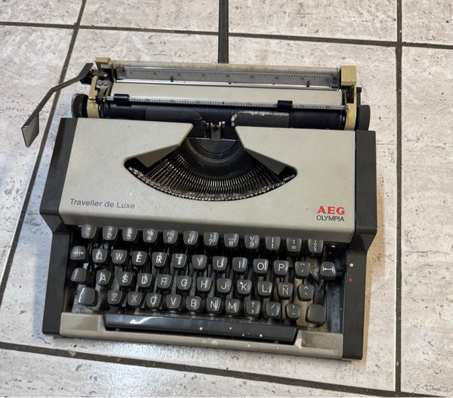 Máquina de escribir AEG Olympia Traveller
