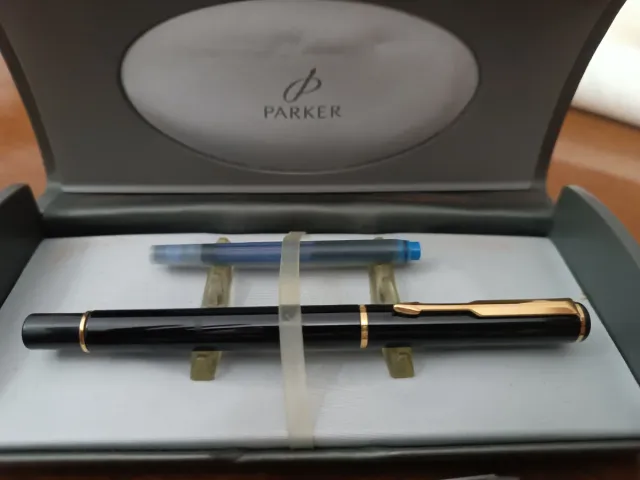 Pluma Estilográfica Parker Negra y Dorada.