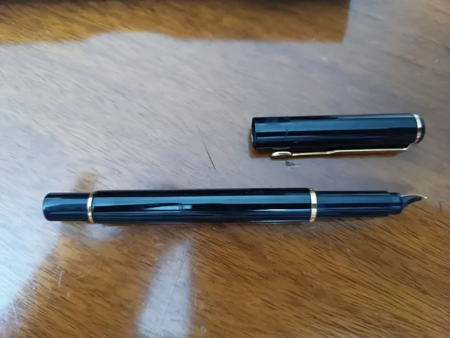 Pluma Estilográfica Parker Negra y Dorada.