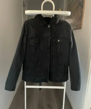 Cazadora vaquera negra con borrego