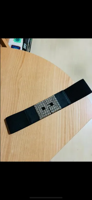 Cintura elastica nera con fibbia decorativa