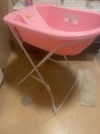 Bañera para bebé rosa con soporte