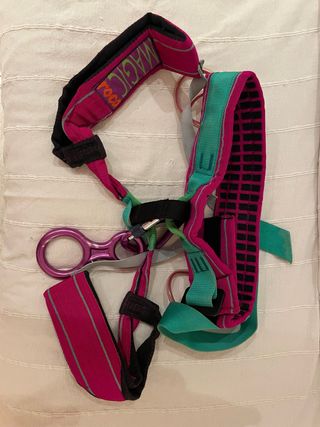 Arnés escalada Magic Roca con 8 y mosquetón