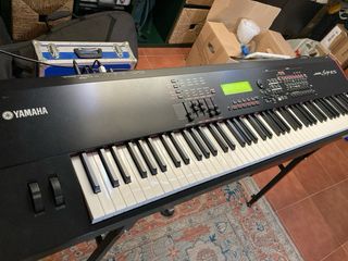 Piano Yamaha S90ES.