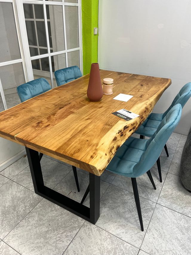 Mesa de comedor madera natural y patas negras