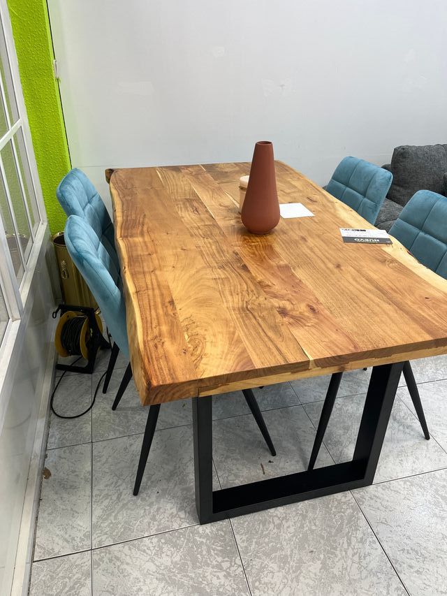 Mesa de comedor madera natural y patas negras