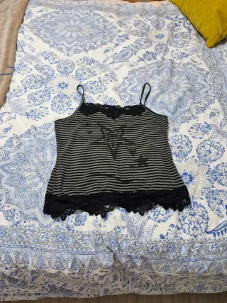 Camiseta tirantes con encaje. Talla L