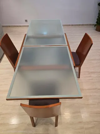 Mesa de comedor extensible con 4 sillas