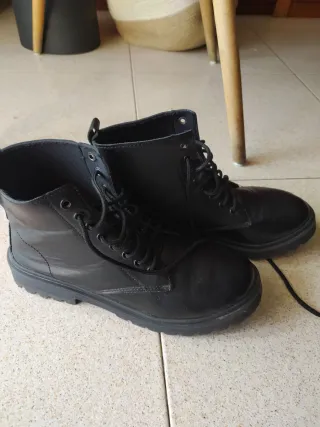 Botines negros con cordones