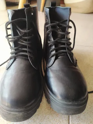 Botines negros con cordones