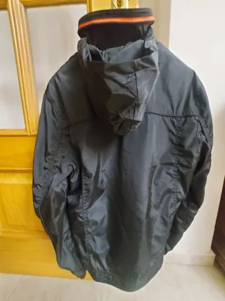 Cortavientos negro y rojo