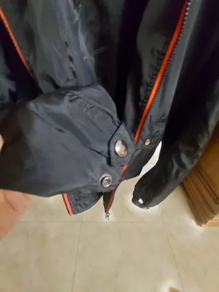 Cortavientos negro y rojo