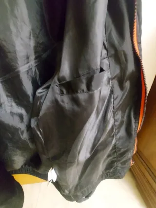 Cortavientos negro y rojo