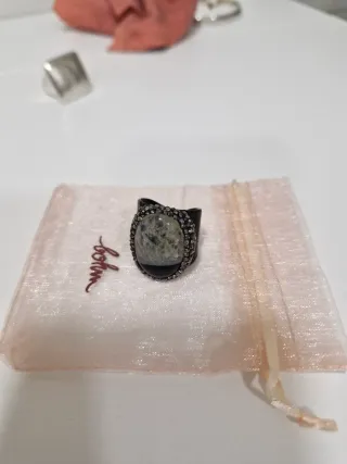 Anillo de madera negro y marrón