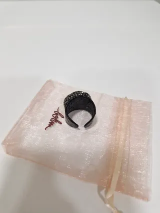 Anillo de madera negro y marrón