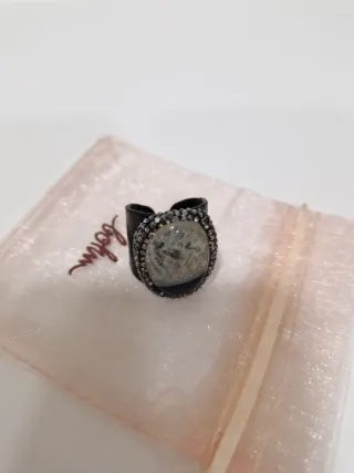 Anillo de madera negro y marrón