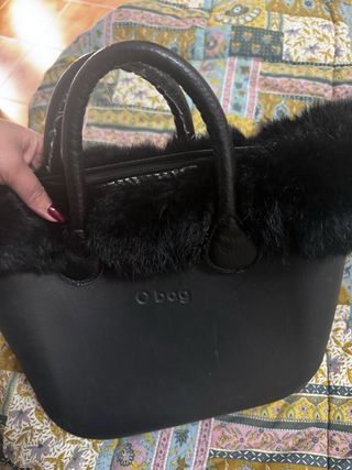 Borsa O bag nera con pelliccia