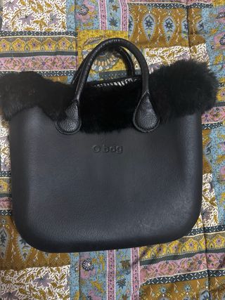 Borsa O bag nera con pelliccia