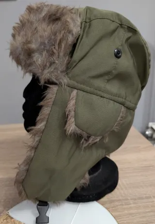 Gorro de nieve verde con orejeras