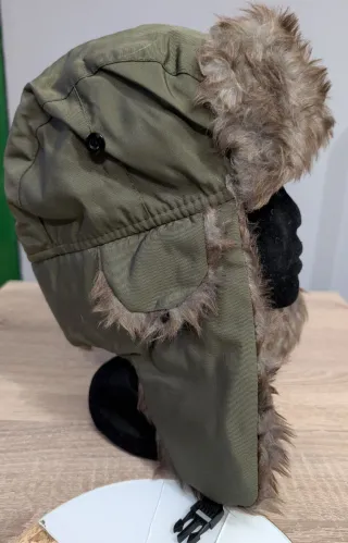 Gorro de nieve verde con orejeras