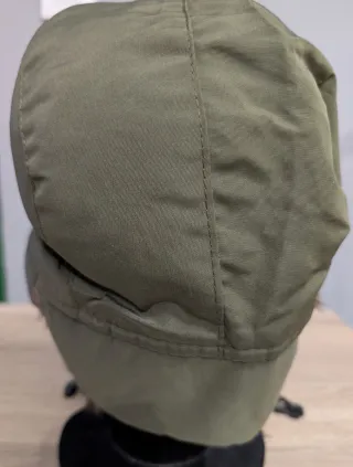 Gorro de nieve verde con orejeras