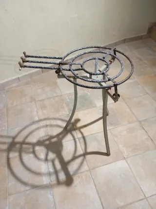 2 Paelleros a gas in metallo + treppiede per paellero