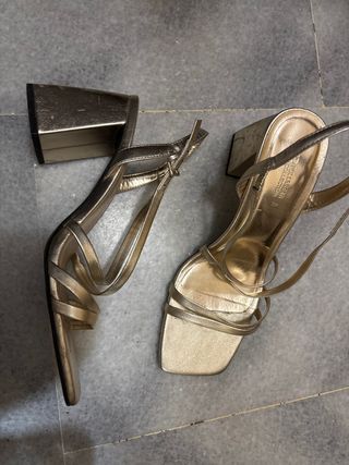 Tacones dorados Pull&Bear talla 40