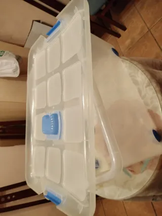 Caja de plástico para ropa