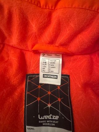 Anorak de esquí negro y rojo