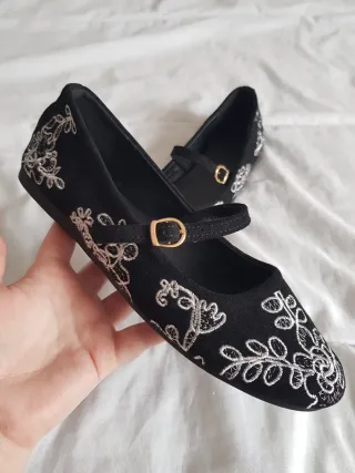 Manoletinas Negras Bordadas Ante