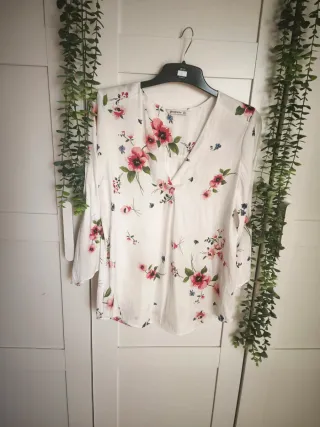 Blusa Stradivarius floral blanca talla L