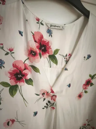 Blusa Stradivarius floral blanca talla L