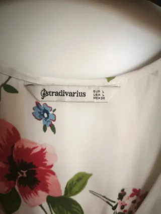 Blusa Stradivarius floral blanca talla L
