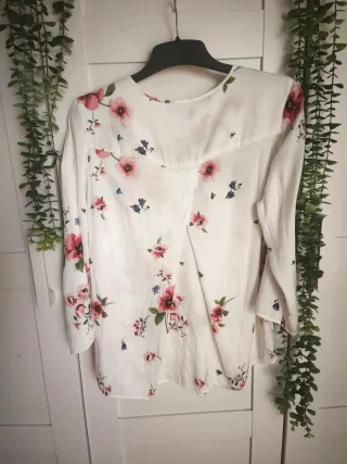 Blusa Stradivarius floral blanca talla L