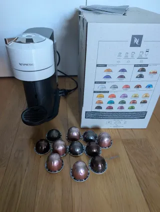 Cafetera Nespresso Vertuo Negra y Blanca