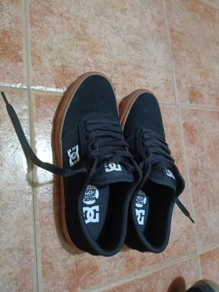 Zapatillas DC Negras Suela Marrón Talla 40
