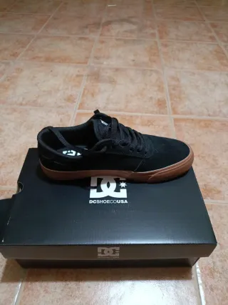 Zapatillas DC Negras Suela Marrón Talla 40