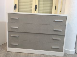 Cómoda 4 cajones blanco y gris
