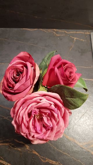 Flores artificiales en vaso de cristal