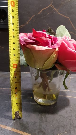 Flores artificiales en vaso de cristal
