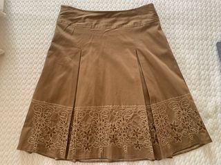 Falda marrón con tablas y bordado