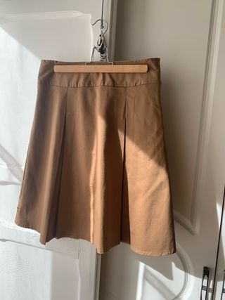 Falda marrón con tablas y bordado