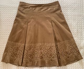Falda marrón con tablas y bordado