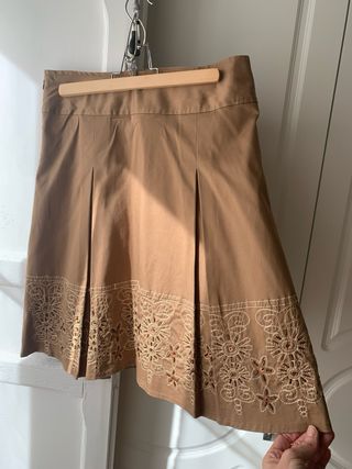 Falda marrón con tablas y bordado