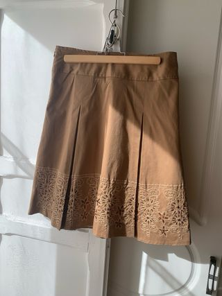 Falda marrón con tablas y bordado