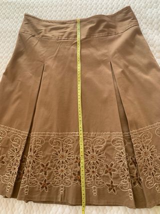 Falda marrón con tablas y bordado