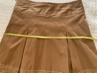 Falda marrón con tablas y bordado