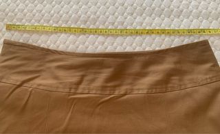 Falda marrón con tablas y bordado