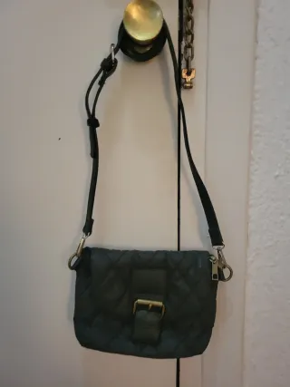 Bolso bandolera negro acolchado